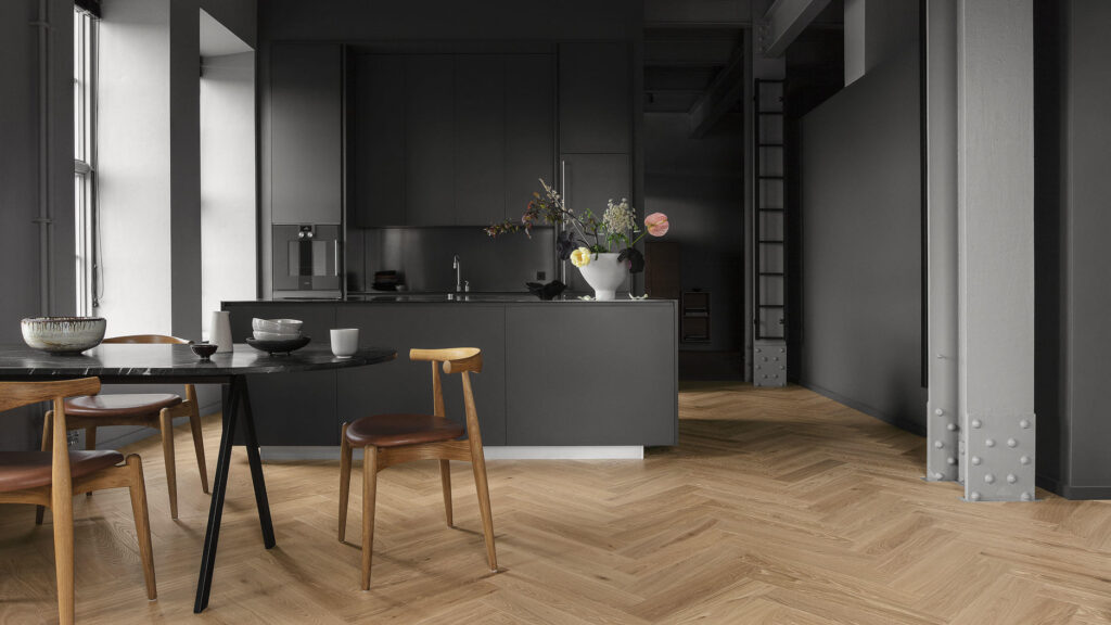 Pavimento in legno, parquet, lvt, spc, laminato, battiscopa, posa pavimento, colle e vernici parquet